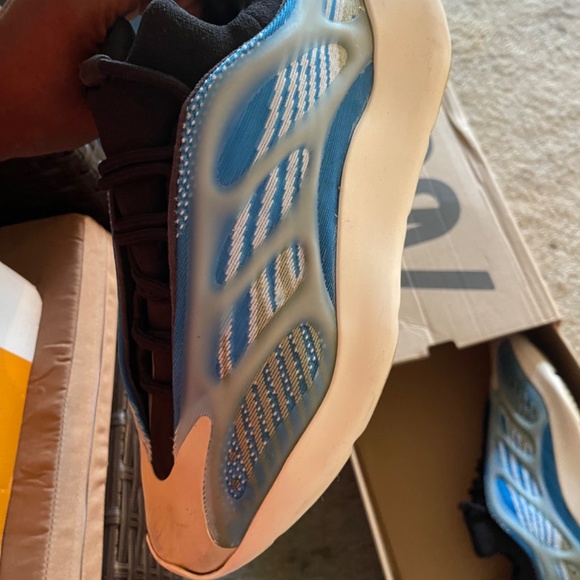 Yeezys 700 - Picture 3 of 6